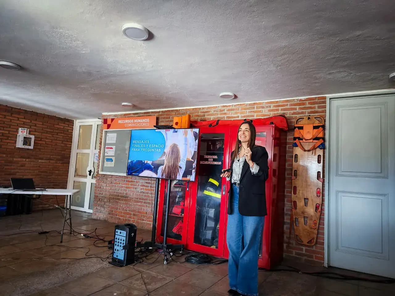 Carina Aristondo facilitando una capacitación in-company en planta